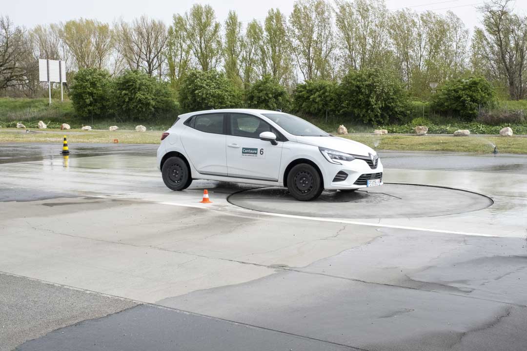 Photo d'une Clio sur la piste de formation